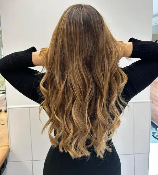 Balayage in warmem Karamell mit Locken