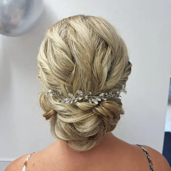 Elegante Hochsteckfrisur mit Haarschmuck