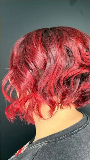 Kraeftige rote Haarfarbe mit Wellen