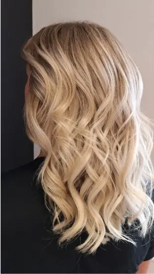 Blonde Balayage mit weichen Wellen